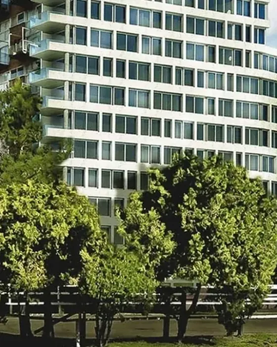 Edificio con carpintería de aluminio línea A40 de Aluar - JN Aluminio Neuquén