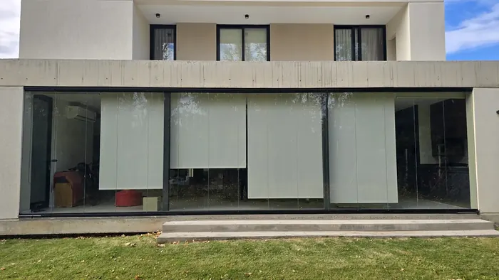 Cortina de cristal de 12 metros abierta al parque en Neuquén