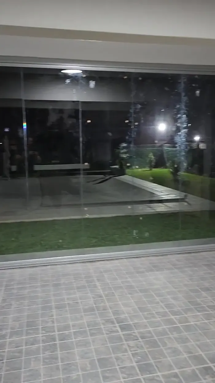 Video cortina de cristal cerrada en funcionamiento - JN Aluminio Neuquén