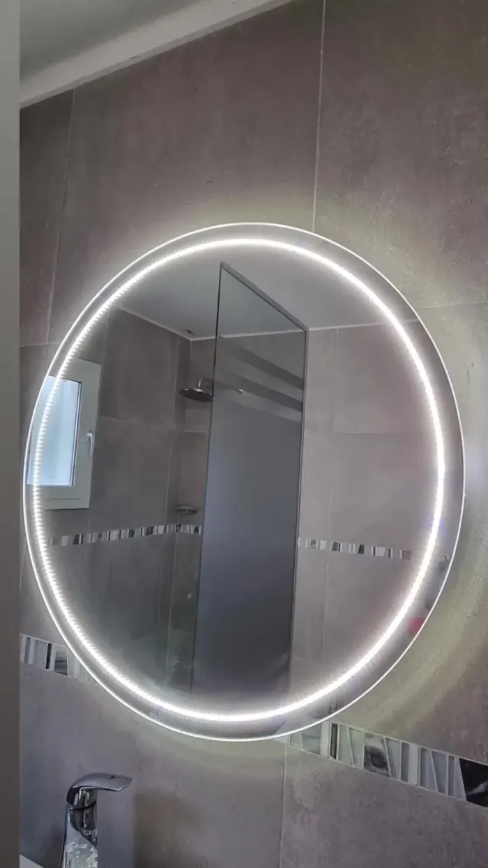 Espejo LED redondo con anillo de luz en baño de porcelanato - JN Aluminio Neuquén