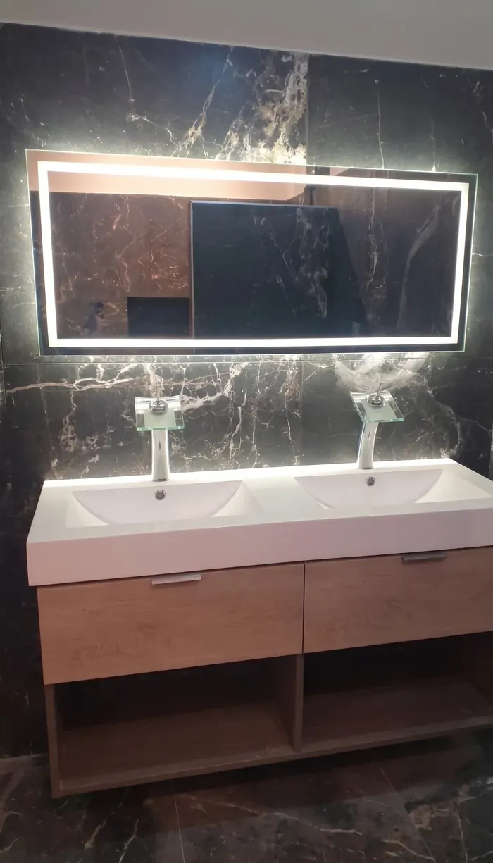 Espejo LED rectangular retroiluminado sobre mesada de mármol - JN Aluminio Neuquén