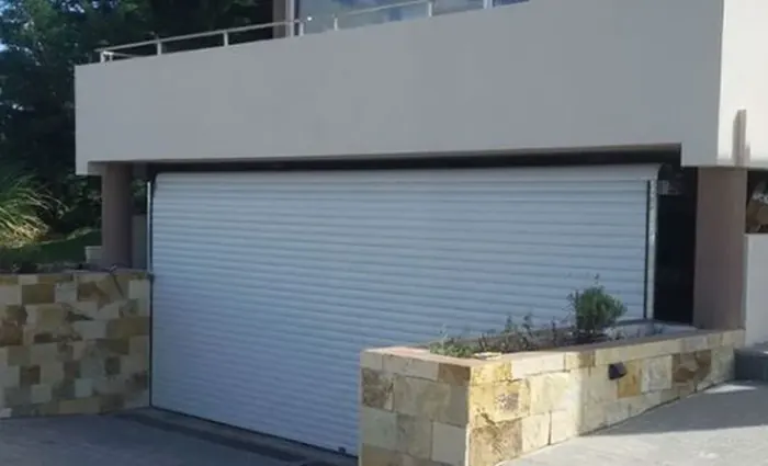 Portón enrollable de aluminio inyectado lama 77 para garage - JN Aluminio Neuquén