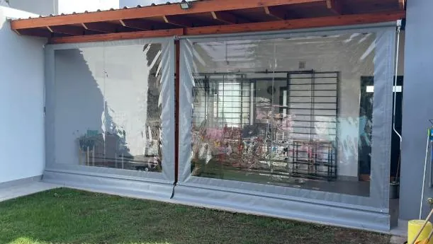 Cerramiento de lona con paños de PVC cristal en quincho - J&N Aluminio Neuquén