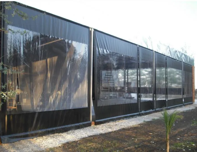 Cerramiento de lona transparente en quincho con parrilla - J&N Aluminio Neuquén