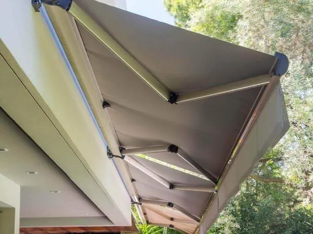 Toldo de brazos invisibles beige en frente de vivienda - J&N Aluminio Neuquén