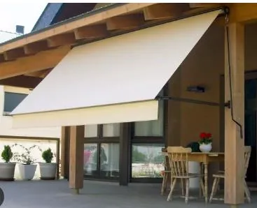 Toldo de brazos invisibles extendido en galería con vista a la pileta - J&N Aluminio Neuquén