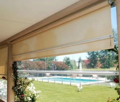 Toldo de brazos invisibles crema bajo pérgola de madera - J&N Aluminio Neuquén