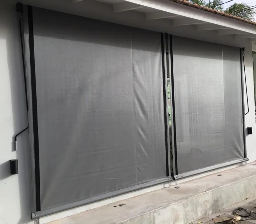 Toldos verticales de lona gris cerrando una galería - J&N Aluminio Neuquén