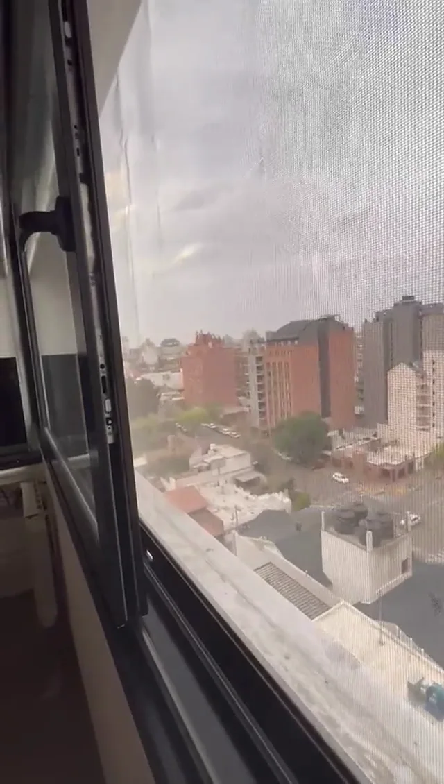 Una ventana corrediza que se abre sobre la ciudad