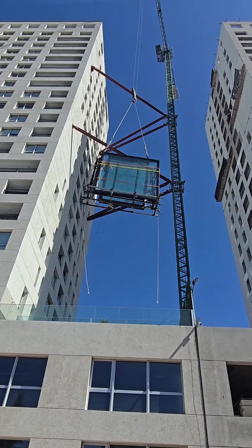 Un vidrio subiendo con grúa a las torres Central Tower