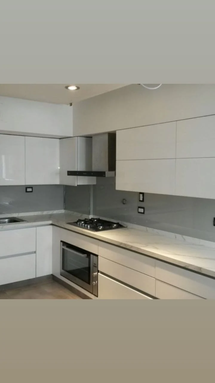 Vidrio de color aplicado como frente de cocina - obra de J&N Aluminio en Neuquén